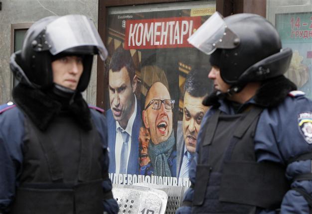 Ukraine leader seeks cash from Putin amid protests