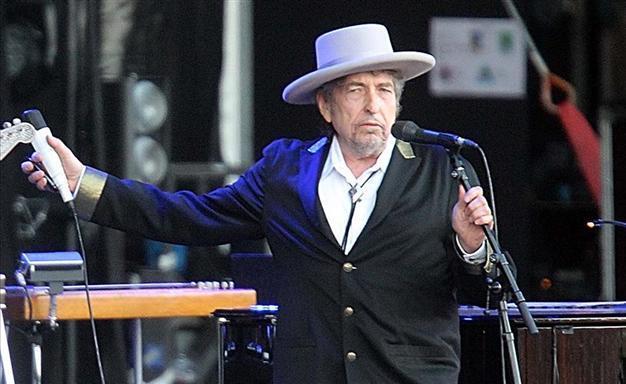Bob Dylan charged in France over Croat comments: Source