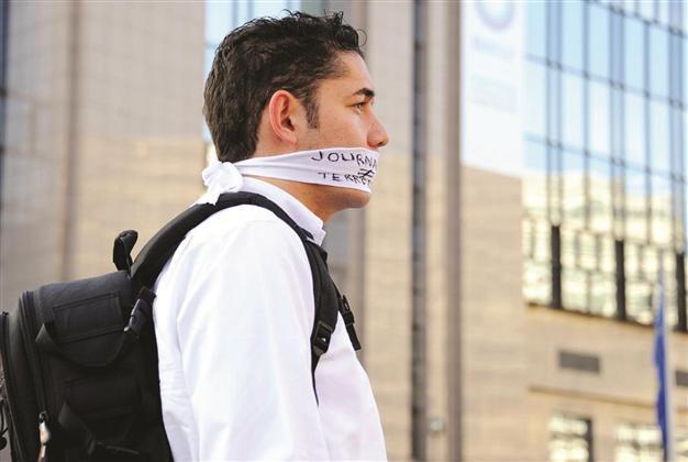 European Federation of Journalists member stages ‘standing man’ protest