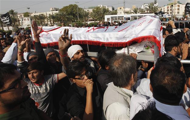 Shiites rally in Karachi against leaders killing