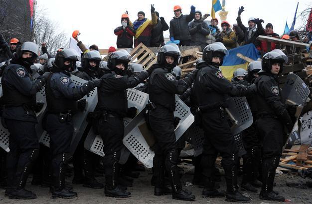 Ukraine officials suspended over police force against protesters