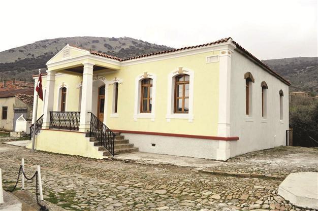 Turkey FM Davutoğlu’s historical meeting with Imroz people in Athens