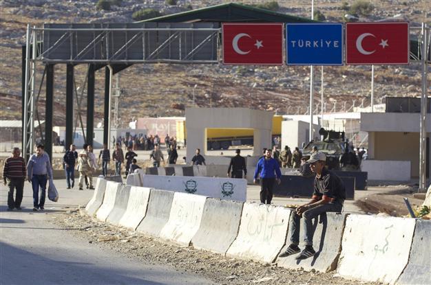 Turkey closes Syria border gate as US suspends non-lethal aid