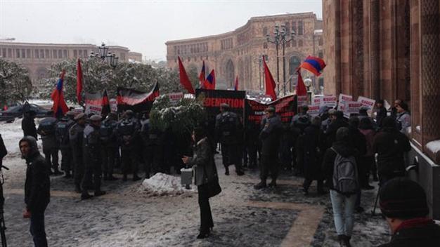 Turkish FM faces protests in landmark Yerevan visit