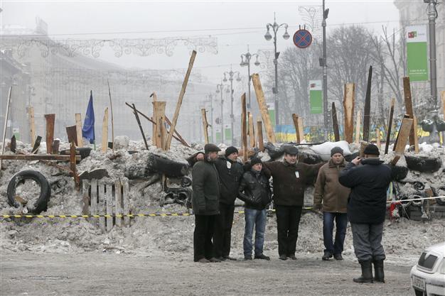 Ukraine protesters hold firm as US mulls sanctions