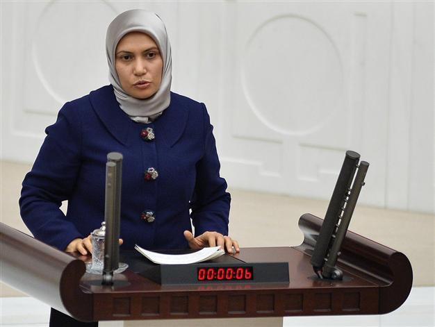 Headscarved lawmaker takes the floor for first time at Turkish Parliament