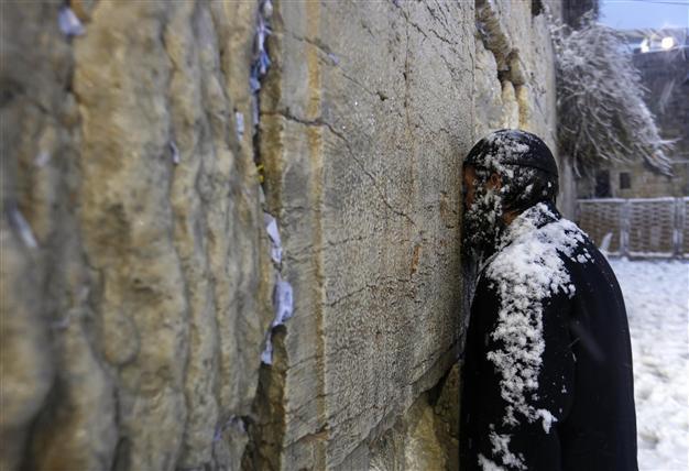 Rare heavy snowstorm blankets Jerusalem area