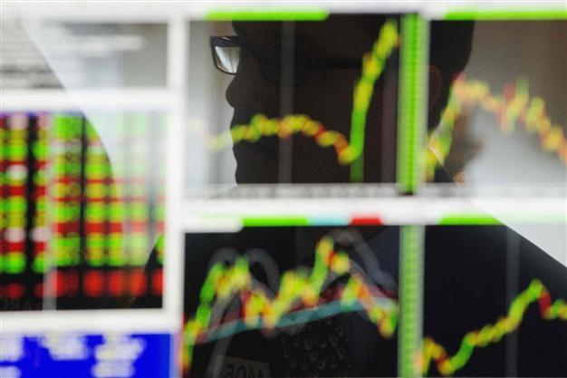 Turkeys lira sinks to record low on corruption row