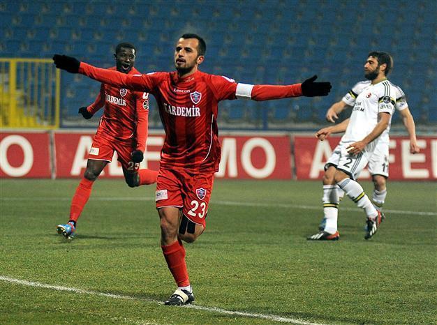 Fenerbahçe gets first defeat since opening-week as Galatasaray overcomes Trabzonspor keeper Onur