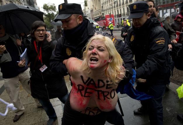 Femen bare breasts against Spain abortion law