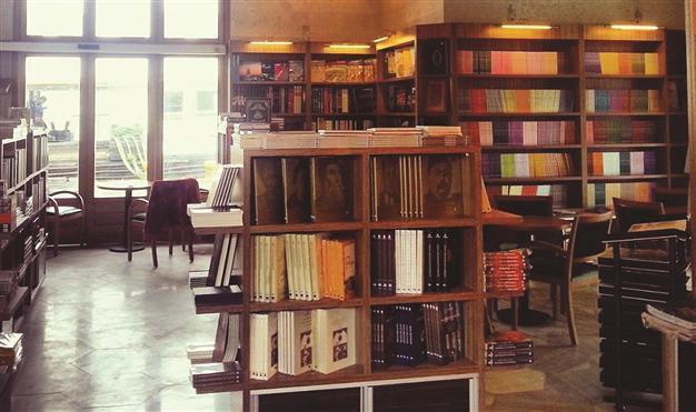 Bookstore opens branch at historical port of Eminönü