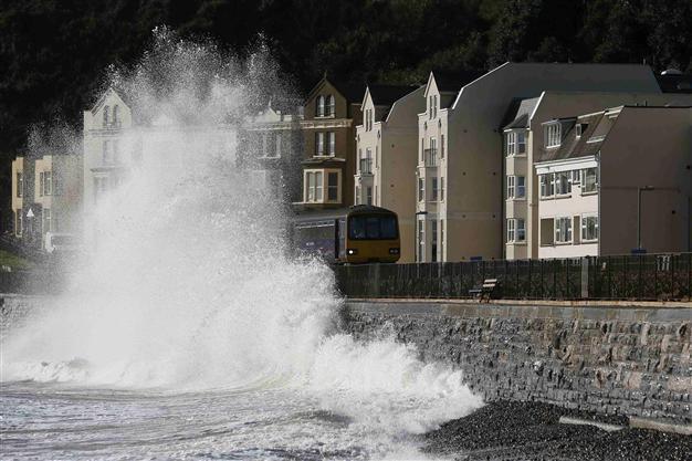 Storm lashes UK, France, Netherlands