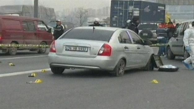 Gunfight between police and suspect on highway halts Istanbul traffic