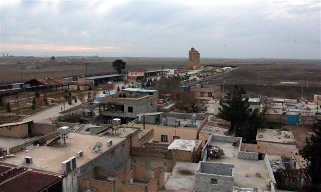 Schools closed in Turkish town as clashes rage near Syria border