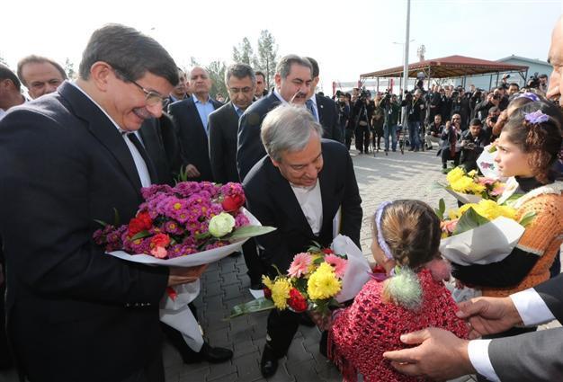 World must share Syrian refugee burden, UNHCR chief says in Turkey
