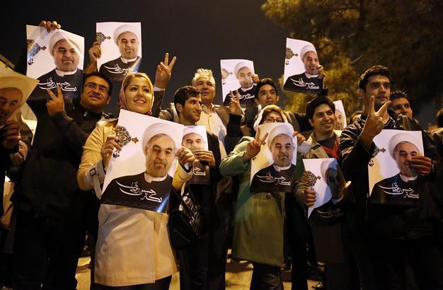 Iranians cheer nuclear negotiators at airport
