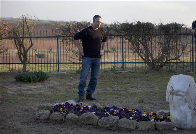 Israelis pay last respects to Ariel Sharon