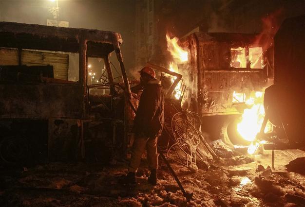 Ukraine anti-protest laws enter force amid violence