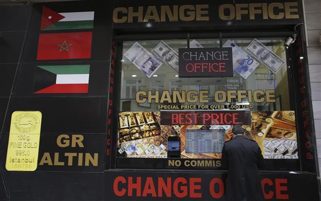 Lira plunges to new lows as Turkey holds rates steady