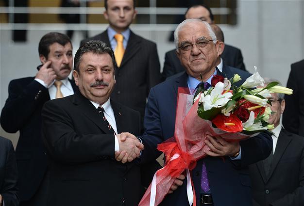 Reassigned chief prosecutor hands over position in ceremony
