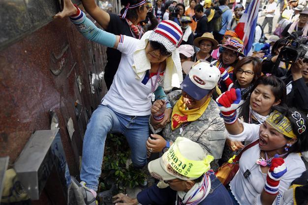 Thai protesters fight on despite state of emergency