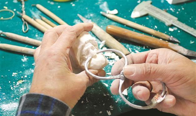 Artist creates portraits with Eskişehir’s unique mineral