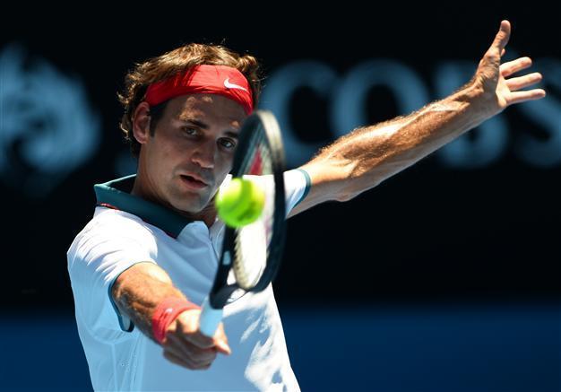 Federer, Azarenka advance as heat wave arrives