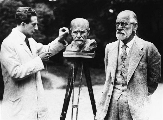 Thieves try to steal Sigmund Freuds ashes in London
