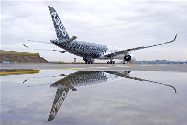 France sells 1 percent stake in Airbus for 451 mln euros