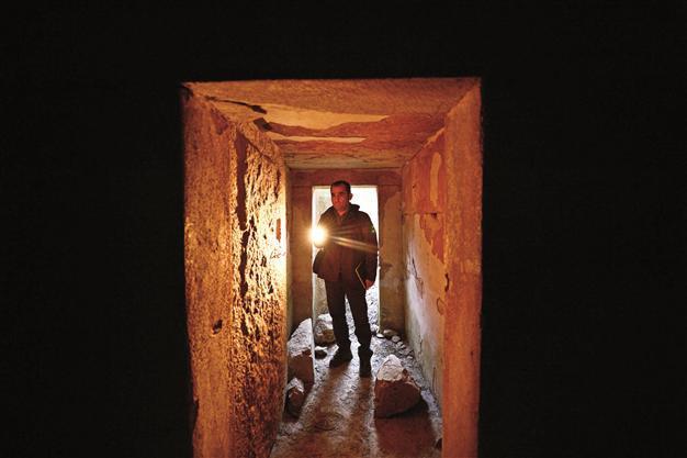 Archaeologists on the door steps of tumuli in İzniks necropolis