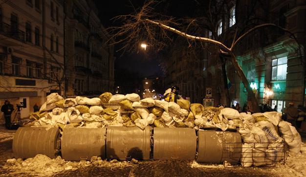 Ukraine minister threatens protesters with state of emergency