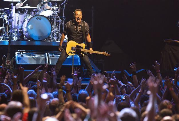 Springsteen pays tribute to Mandela at first South African show