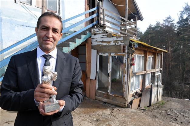 Bosnian Roma iron picker turned award-winning actor applies for asylum in Berlin