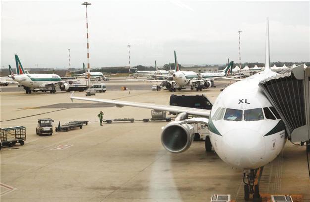 US weighs permitting cellphone calls on planes