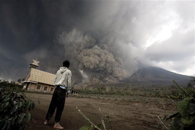 Fears death toll could rise in Indonesia volcano eruption