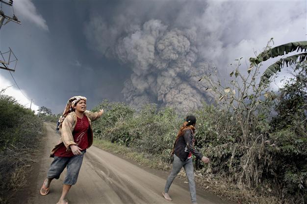 New Indonesian volcanic eruption halts search