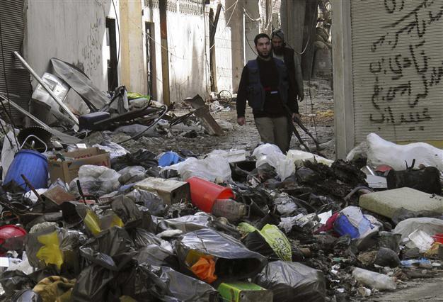 Civilians evacuated from Syrias besieged Homs