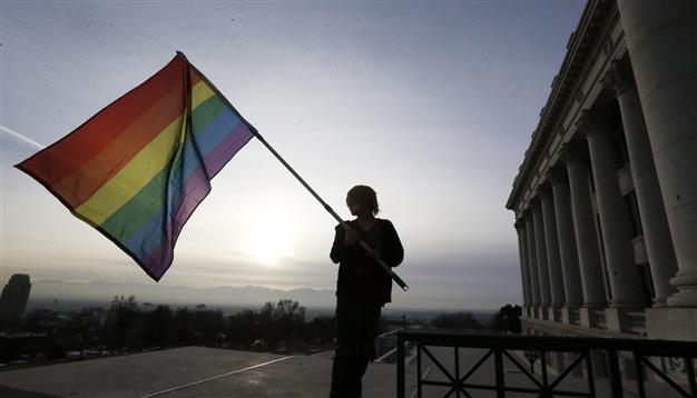 US government to expand gay marriage rights