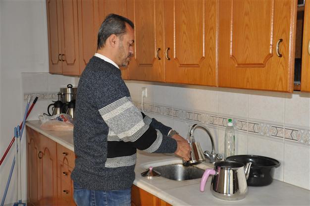 Syrian heart surgeon sweeps floors to survive in southern Turkey