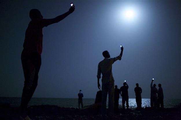 Moonlit African migrants image wins World Press Photo