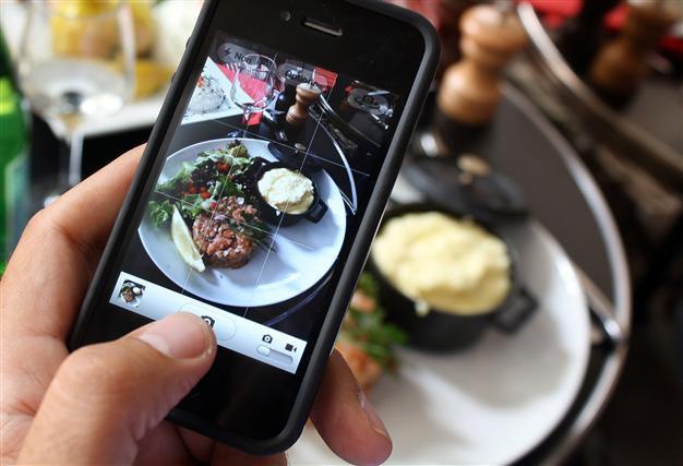 French chefs rebel against food porn photos
