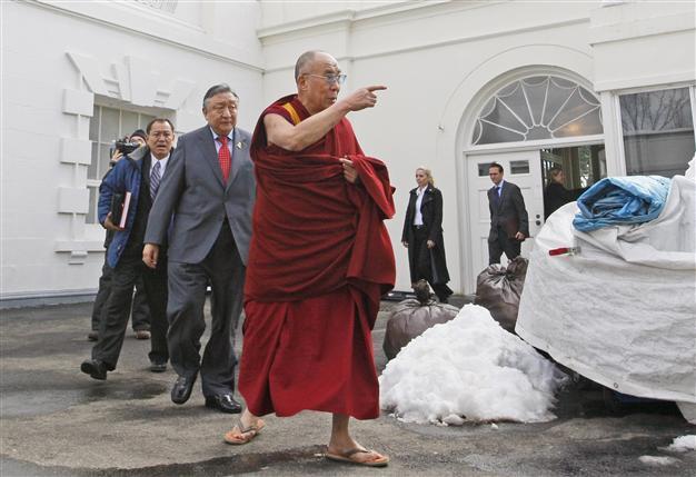 Obama meets Dalai Lama, defies China