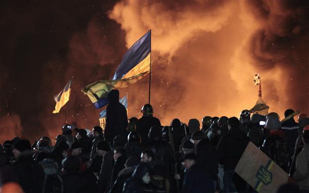 Death toll in Ukraine clashes climbs to 25 as police advance on protesters