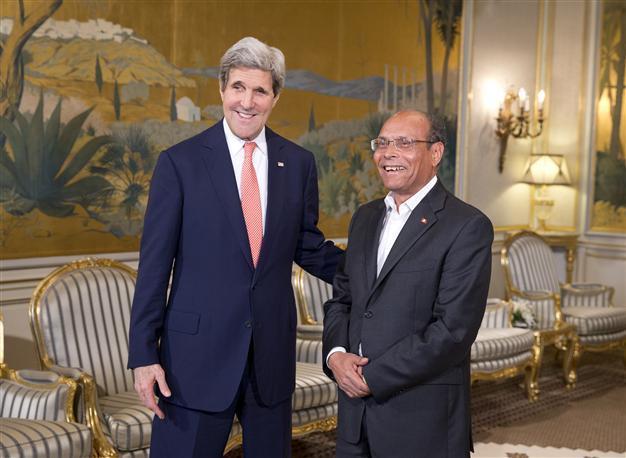 Kerry in surprise Tunisia trip to support democracy