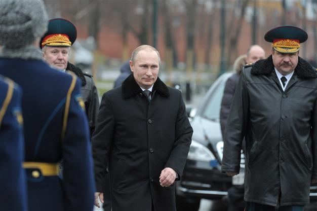 Putin puts troops in western Russia on alert in drill