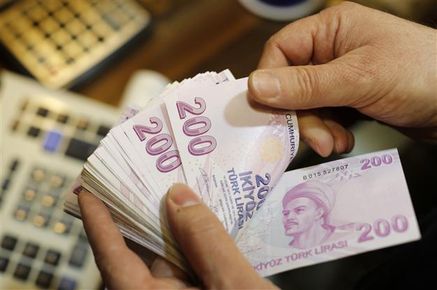Turkish lira hits the skids on domestic tensions and Ukraine fears