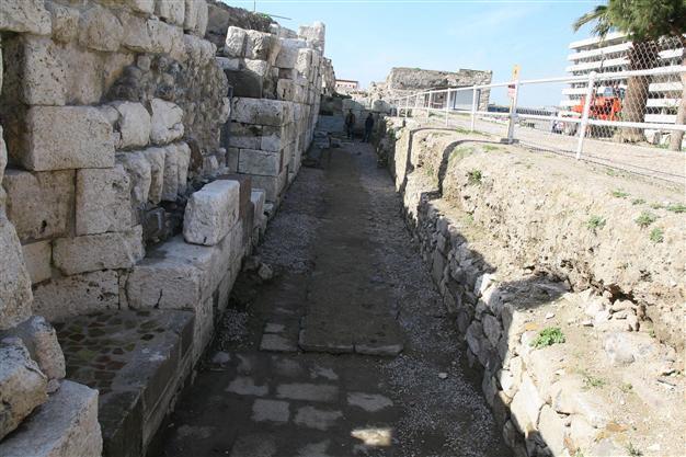 Roman road in İzmir’s ancient site Agora opens