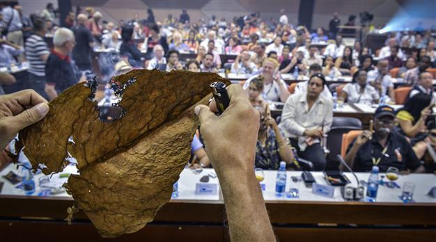 Cigar aficionados vie to create Cubas longest ash