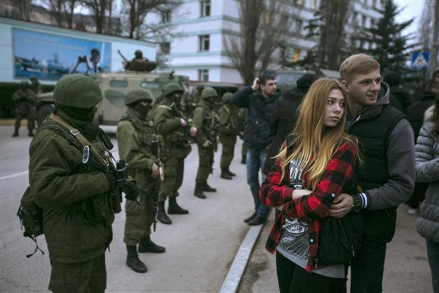Sleepy Crimean port turns out for Russian troops