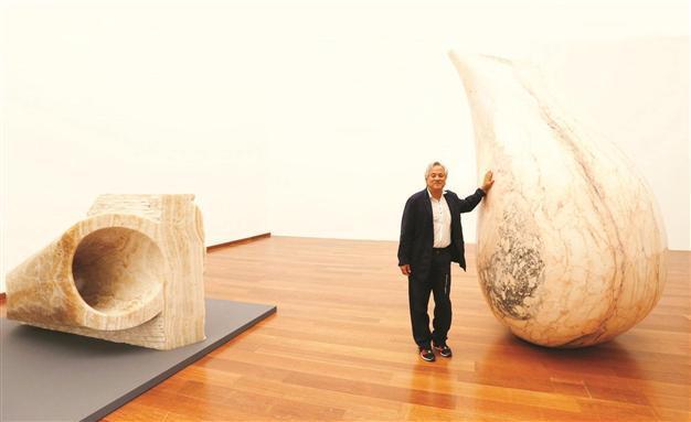 Sculptor Kapoor brings new works to old Istanbul